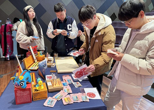 둥잉시 무형문화유산 전시품들을 감상하는 양주 시민들(사진= 리하오)